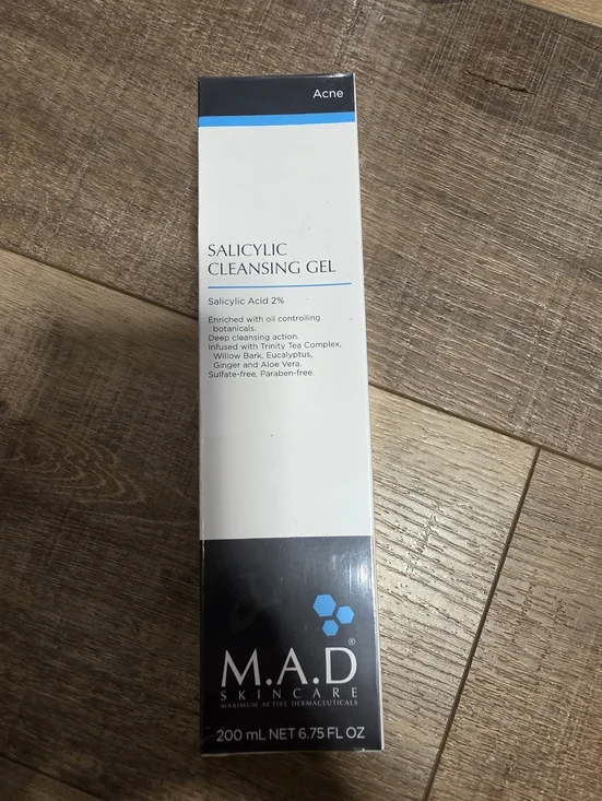 M.A.D ($60) Skincare Salicylic Cleansing Gel 2% Acne Treatment Face Wash 200ml - Picture 2 of 4